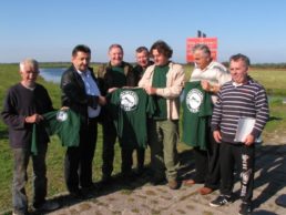 wręczenie koszulki dla Wójta Gminy przez Prezesa Koła